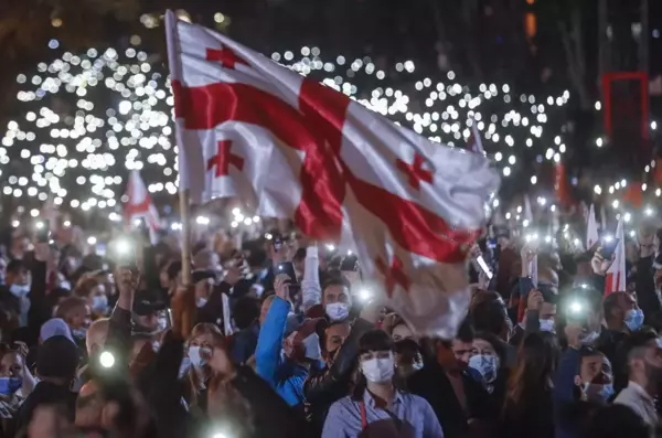 Gürcistan'da eski Cumhurbaşkanı Saakaşvili için binlerce kişi sokağa indi