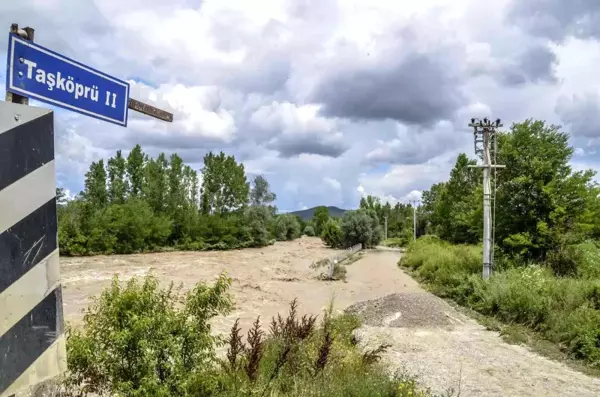 Gökırmak taştı, tarihi taşköprü ulaşıma kapatıldı