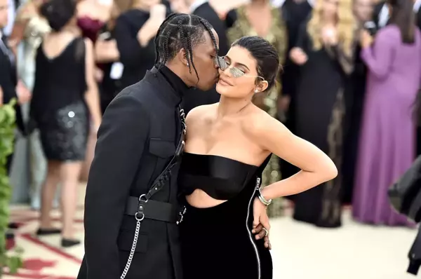 Rapçi Travis Scott, sevgilisi Kylie Jenner'a 2,8 milyon TL değerinde kolye hediye etti