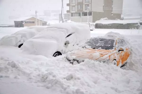 Yüksekova kara gömüldü! İlçede okullar tatil edildi