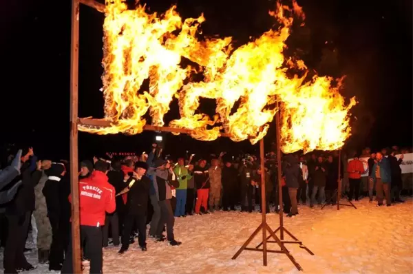 Sarıkamış Şehitleri anısına meşaleli kayak ve lazer gösterisi