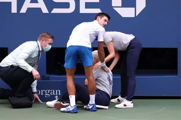 Sinirlenip rastgele vurduğu top hakemin boğazına gelince Djokovic turnuvadan diskalifiye edildi