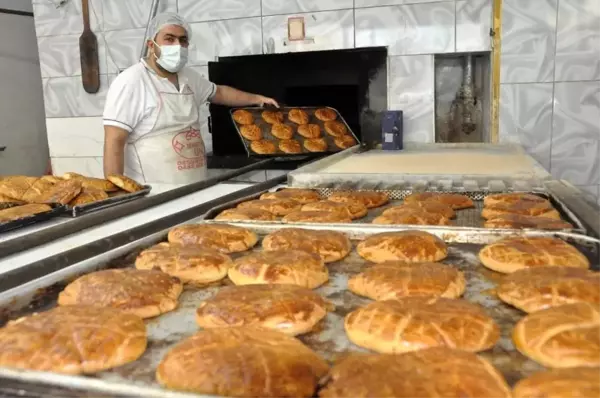 Mardinli fırıncılar, yapılışı sır gibi saklanan çöreklerin siparişine yetişemiyor