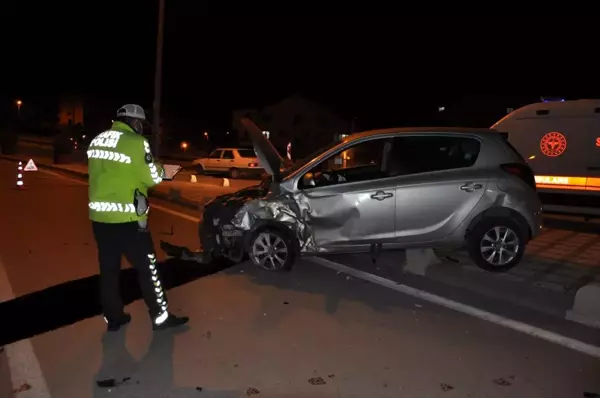 Karaman'da çarpışan otomobiller kaldırıma savruldu: 1 yaralı