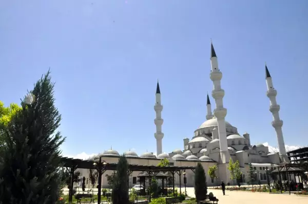 Türk hayırseverin Kırgızistan'a getirdiği Kabe örtüsünün bir bölümü, Bişkek Merkez Camisine hediye edildi