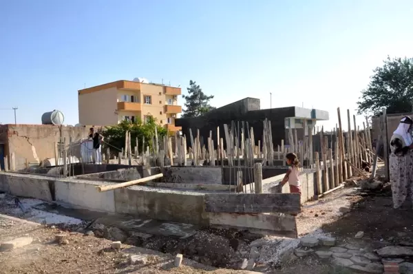 Fransa'da topladığı yardımlarla Mardin'de ihtiyaç sahibi aileye ev yaptırıyor