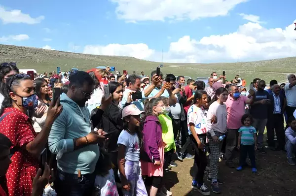 Hakkı Bulut SMA hastası çocuk için Kars'ta sahneye çıktı