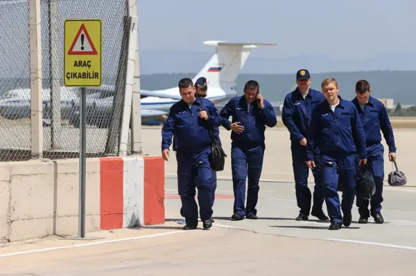 Orman yangınlarını söndürme çalışmalarına destek veren Rus uçakları, ikmali İzmir'de yapıyor