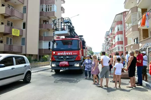 Son dakika haber | 5 katlı binanın son katında çıkan yangın, mahalleliyi sokağa döktü