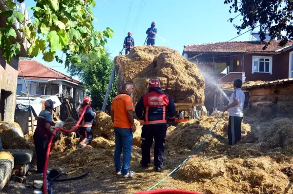 Kamyon elektrik kablolarını kopardı, kasasındaki samanlar alev aldı