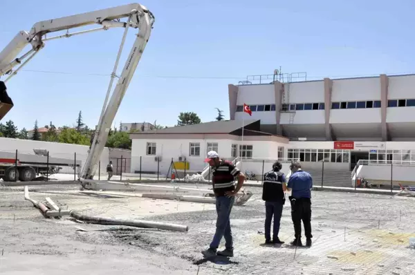 Karaman'da üzerine beton pompasının demir kolu düşen işçi ağır yaralandı