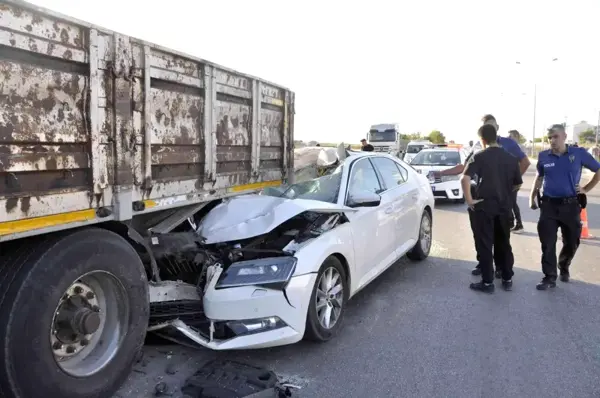 Son dakika haberi: Otomobil duran çekiciye arkadan çarptı: 4 yaralı