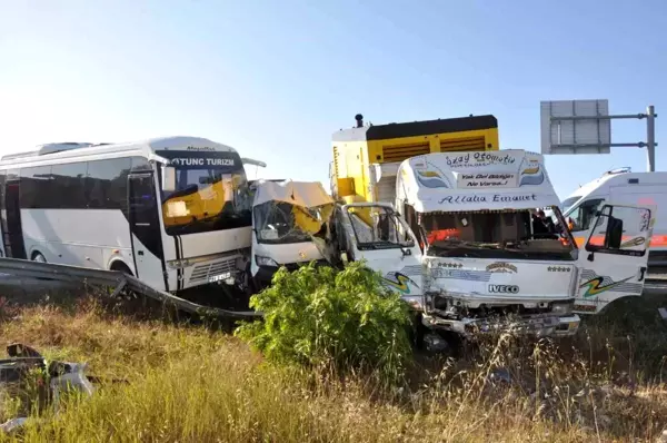 Tekirdağ'da işçi servislerine kamyonet çarptı: 18 yaralı