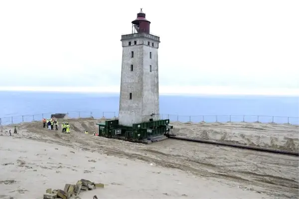 Danimarka'da 120 yıllık deniz feneri karadan yürütülüyor