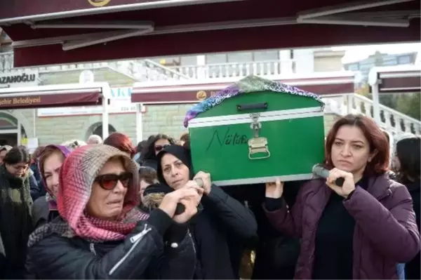 Eski eşinin satırla öldürdüğü Ayşe'nin tabutuna kadınlar omuz verdi