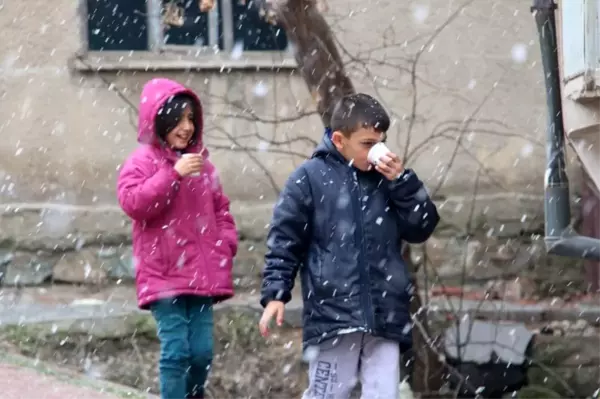 Depremin merkezinde kar yağışı başladı