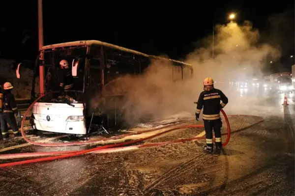 TEM Otoyolu'nda cenaze taşıyan otobüs alev alev yandı