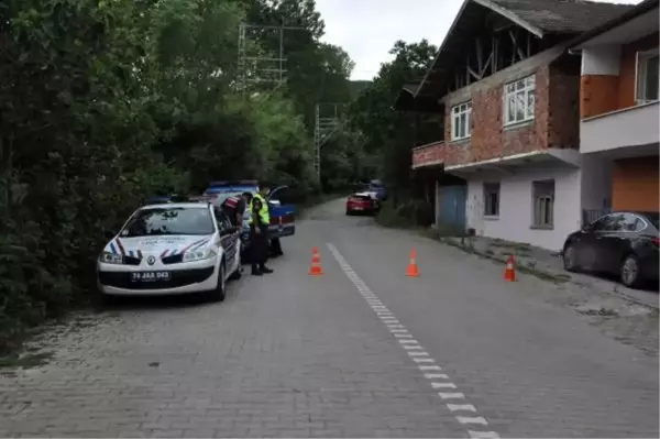 Komşularının yaktığı lambadan rahatsız olan adam, 2 kişiyi öldürüp 2 kişiyi yaraladı