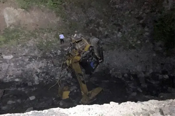 Yol çalışması yapan ekibin üzerine heyelan düştü: 2 ölü