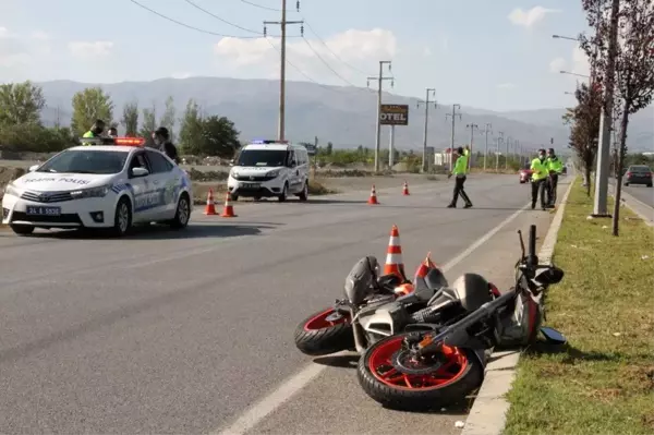 Erzincan'da motosiklet yayaya çarptı: 2 yaralı