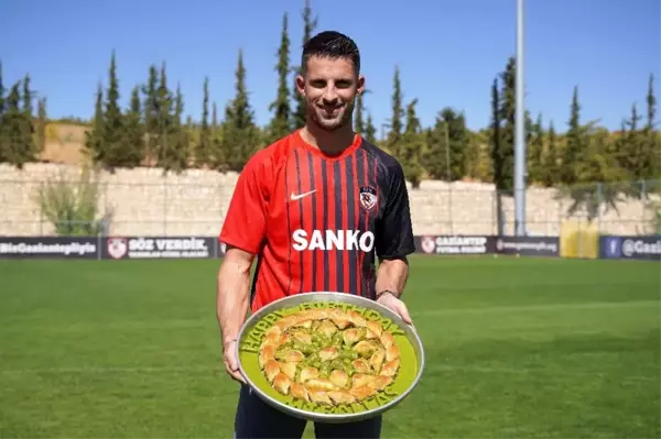 Son dakika spor: Gaziantep FK, Kevin Mirallas'ı baklava ile karşıladı