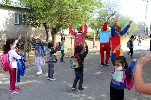 Köy köy gezen öğretmen ve ekibi, öğrencilerin yüzünü güldürüyor