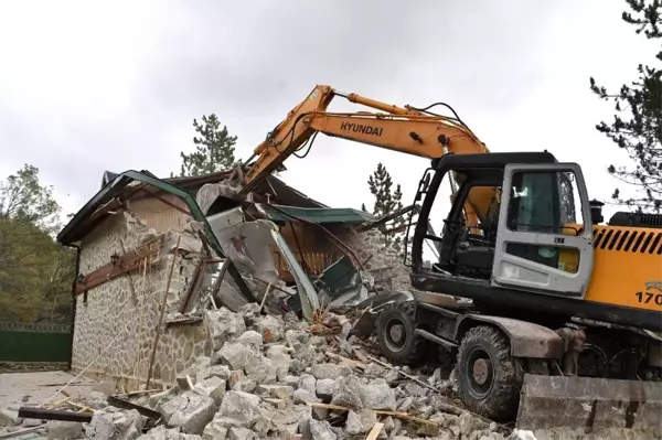 Bursa'da kaçak lüks villa yıkıldı