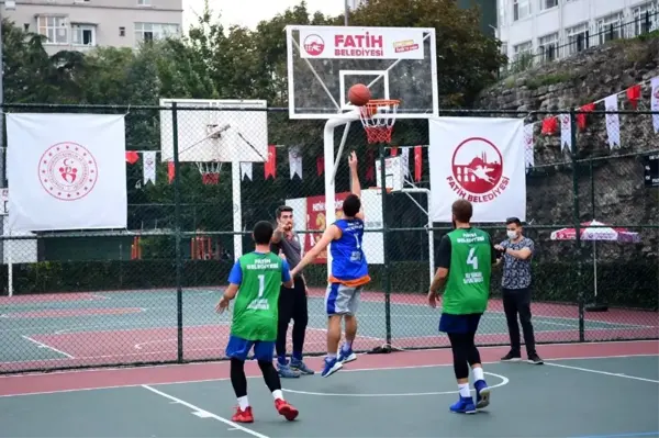 3x3 basketbol turnuvasında dereceye giren takımlar ödüllerine kavuştu