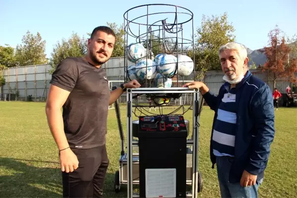 Eski futbolcudan yerli 'top atma makinesi'