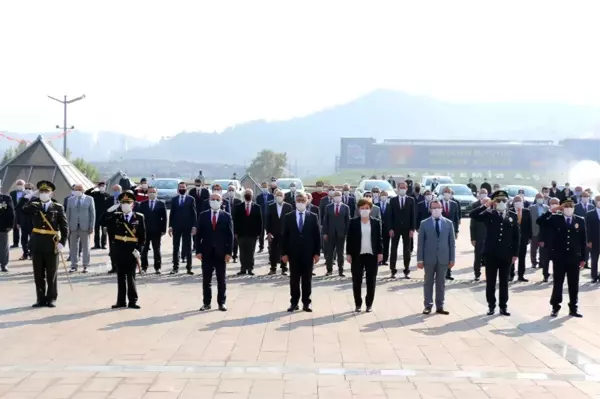 Vali cadde boyu gezerek esnafa ve vatandaşa Türk bayrağı dağıttı