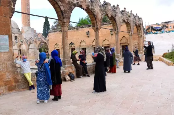 Şanlıurfalılar güneşli havada Balıklıgöl'e akın etti