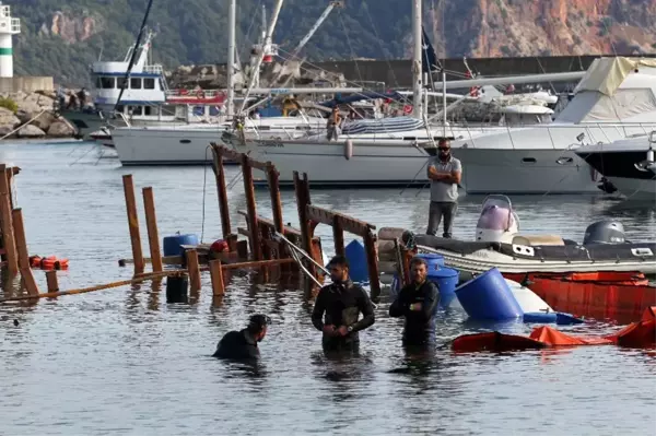 Alanya'da alabora olan tekne karaya çıkarıldı