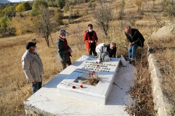 Van depreminde hayatını kaybeden Gazeteci Cem Emir, mezarı başında anıldı