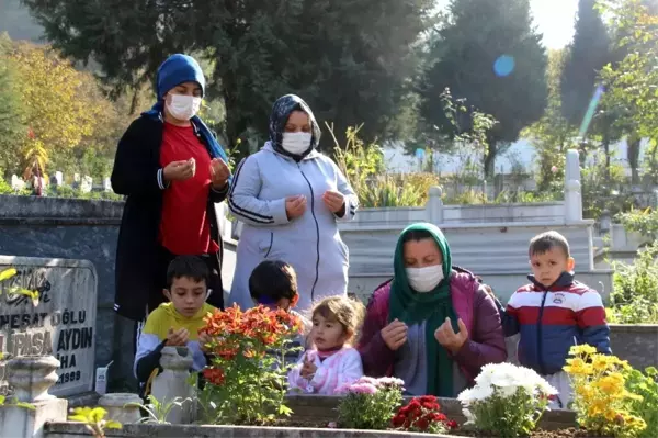 Düzce depreminin 21. yıl dönümünde deprem şehitliği doldu taştı