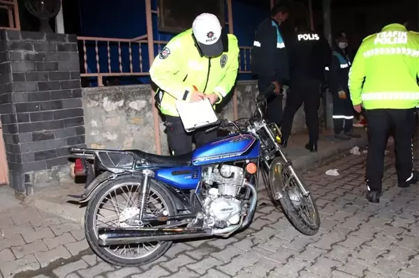 Kontrolden çıkan motosiklet temizlik görevlisine böyle çarptı