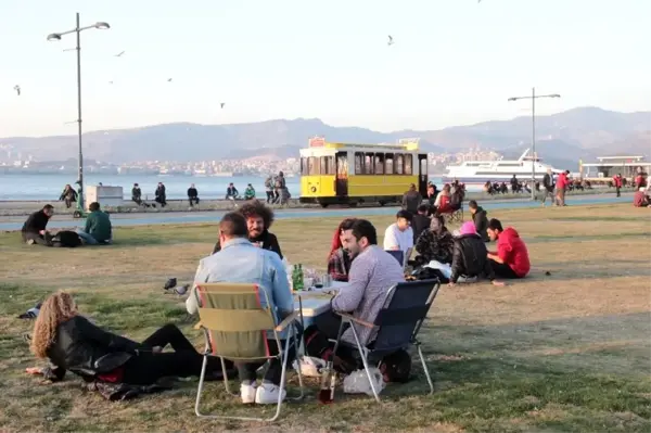 Kafe ve restoranlar kapandı, vatandaş sahile koştu