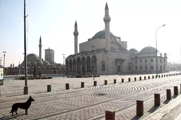 Konya'da meydanlar boş kaldı