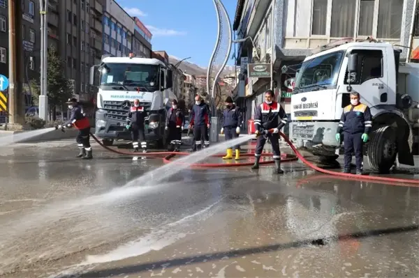 Hakkari'de cadde ve sokaklar dezenfekte edildi