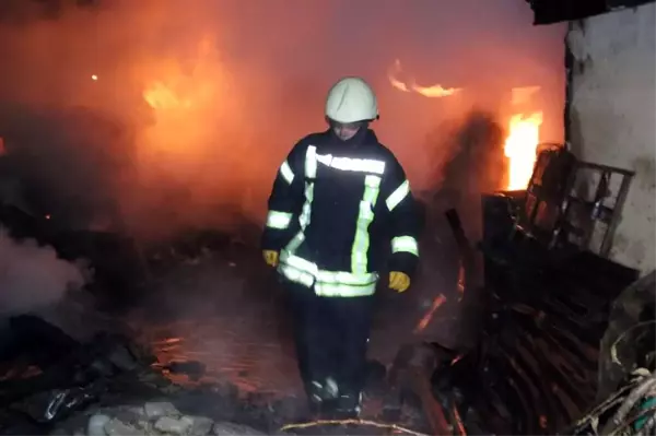 Kazan dairesinde başlayan yangında alevler eve sıçradı