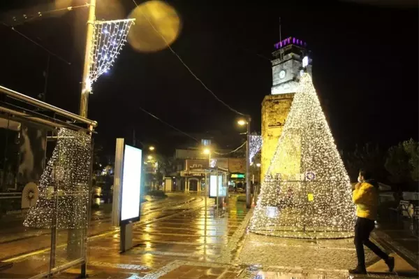 Yılbaşı gecesi kısıtlamaya rağmen Antalya'da cadde ve sokaklar ışıklandırıldı