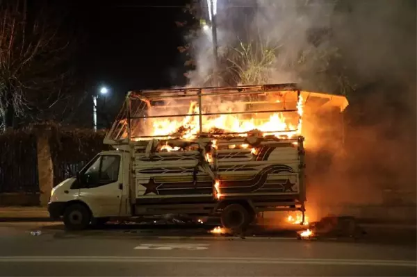 Son dakika haberleri | Ekmek teknesi yanan karton toplayıcısını Vali teselli etti