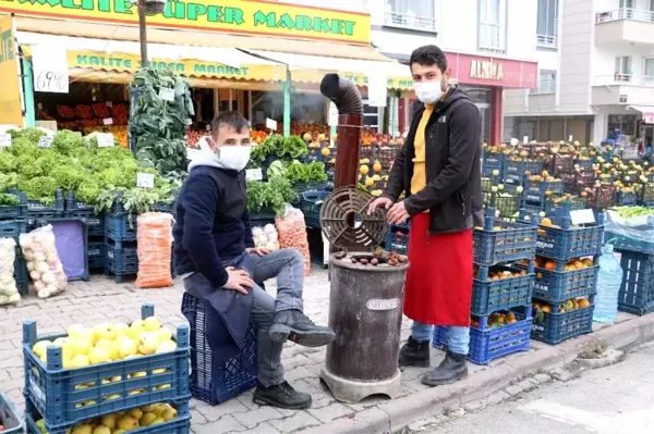 Sivas'ın ayazına karşı kaldırımda soba kurdu