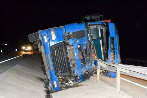 Son dakika haber: Bariyerler devrilen tırın kabinine ok gibi saplandı: 2 ölü