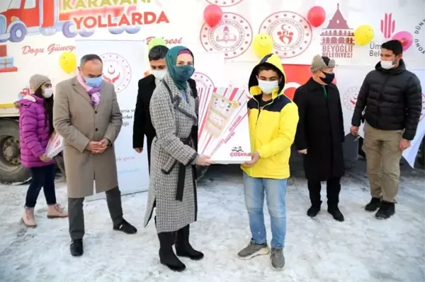 Pandemi nedeniyle evlerinden çıkamayan çocuklara hediyeler götüren 