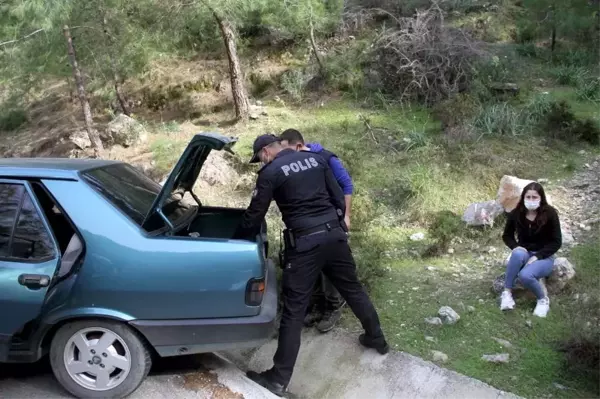 Sokağa çıkma kısıtlamasını ihlal eden genç, polisi görünce kız arkadaşını araçta bırakıp dağa kaçtı