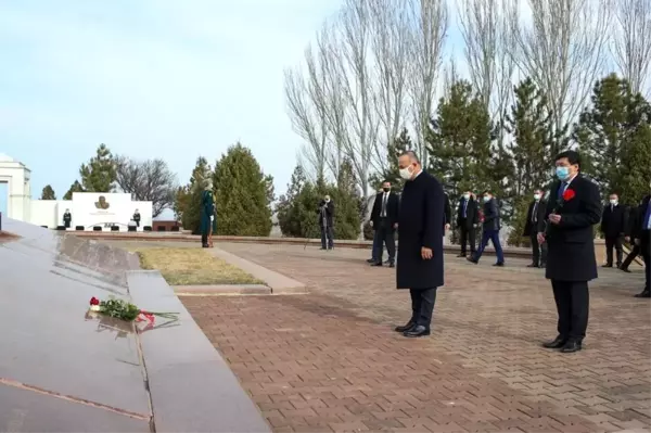 Dışişleri Bakanı Çavuşoğlu, Ata Beyit Anıtı'na çelenk koydu