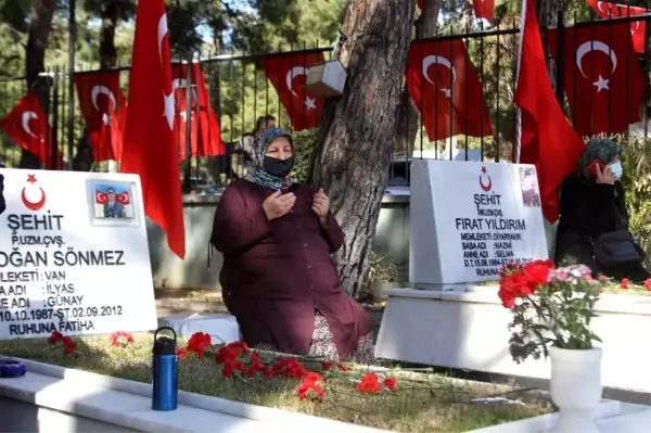 Son dakika haberleri... Antalya şehitliğinde duygusal anlar