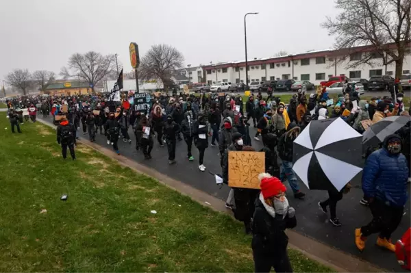 ABD'de siyahi gencin ölümünün ardından tansiyon düşmüyorPolis ile protestocular arasında çatışmalar devam etti: 60'tan fazla gözaltı