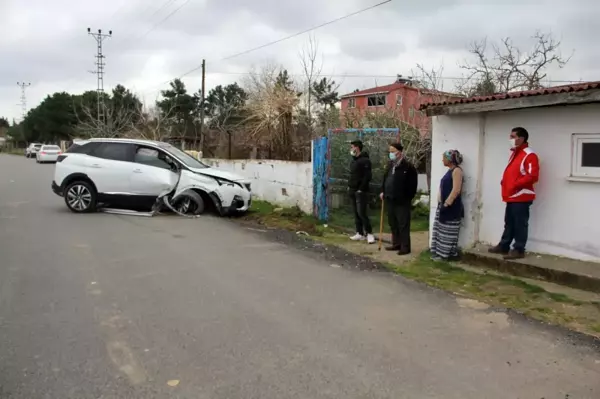 Sinop'ta cip bahçe duvarına çarptı: 3 yaralı