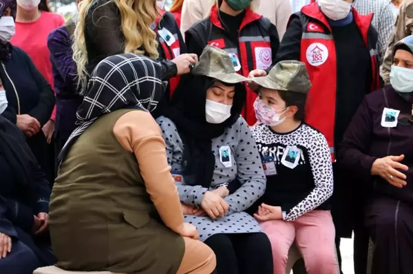 Son dakika! Şehidin kızı hem kendisine hem de annesine babasının şapkasını taktı